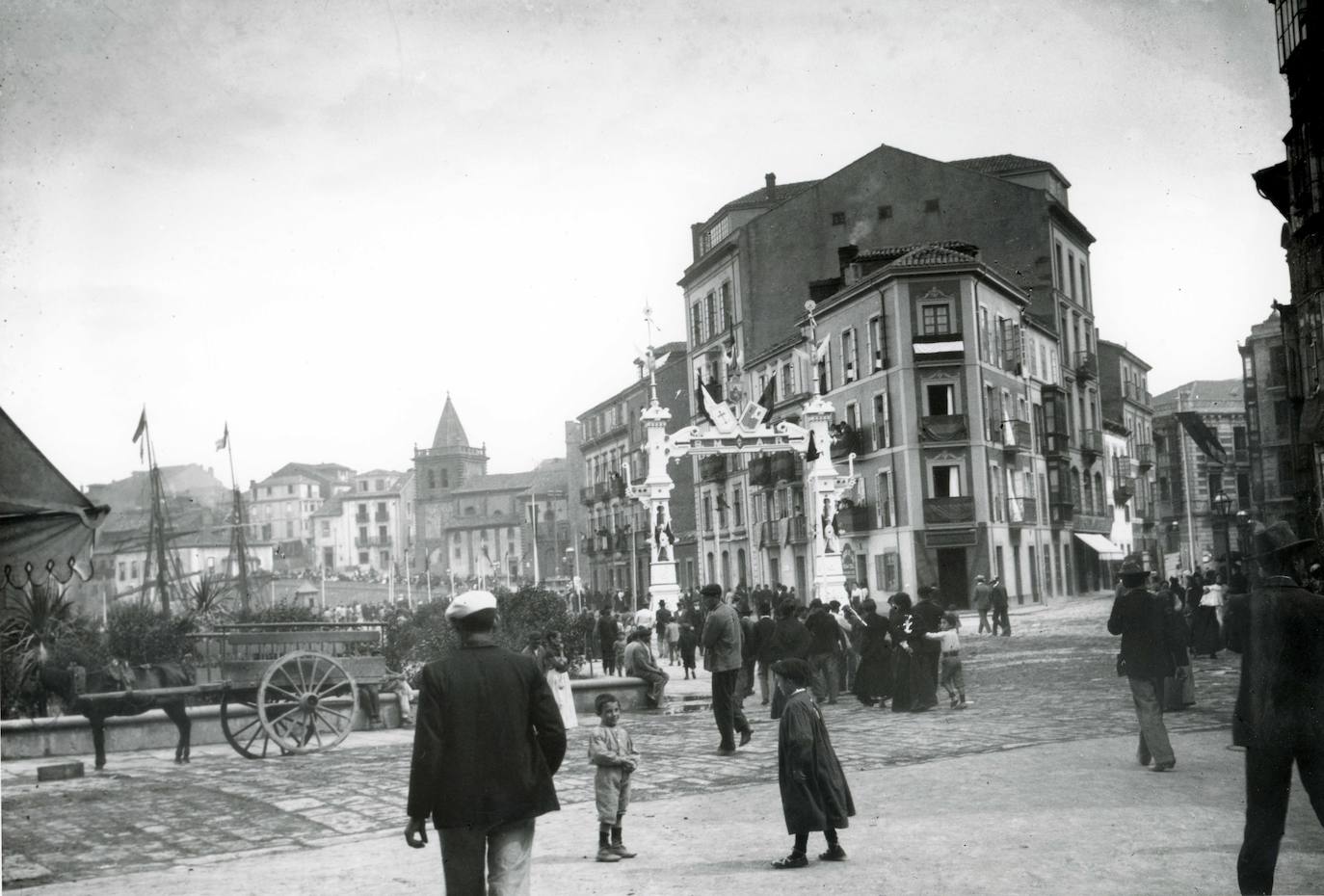 Arco de triunfo ante los Jardines de la Reina de Gijón, levantado por el Casino de la Unión en 1896. Fue adquirdo por el Ayuntamiento y reutilizado hasta 1902. 