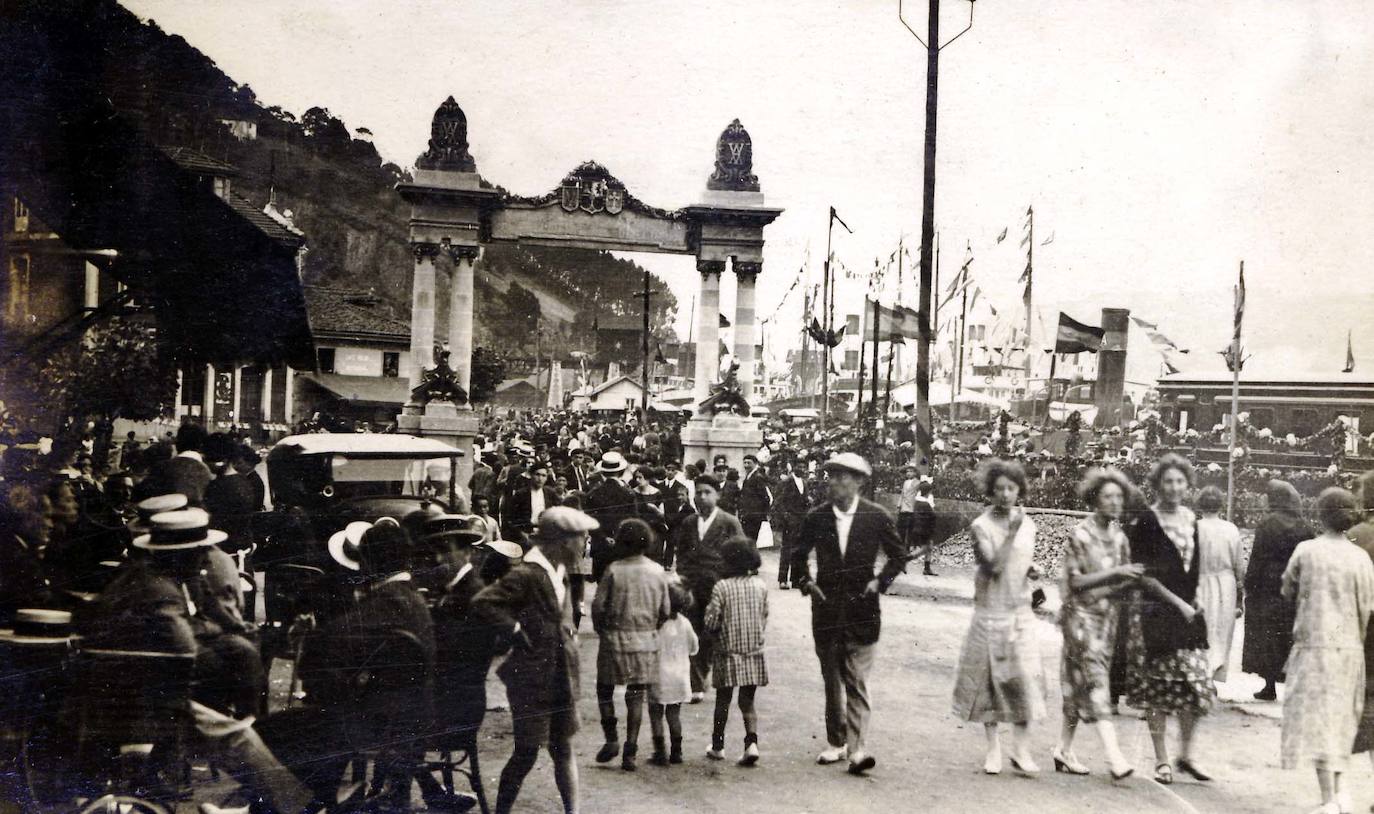 Arco de triunfo para Miguel Primo de Rivera, presidente del directorio militar, levantado por el Ferrocarril Vasco Asturiano el 6 de agosto de 1924 en San Esteban de Pravia. 
