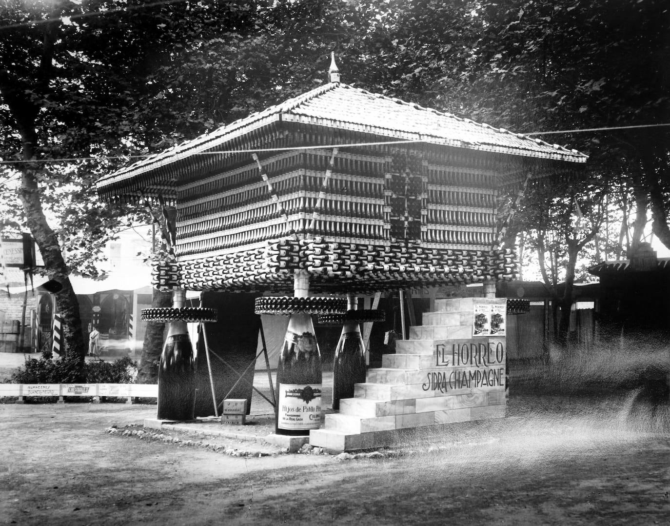 Estand de la sociedad Hijos de Pablo Pérez, fabricantes de la sidra achampanada El Hórreo, en la Feria de Muestras de 1925. Los pegollos son grandes botellas. 