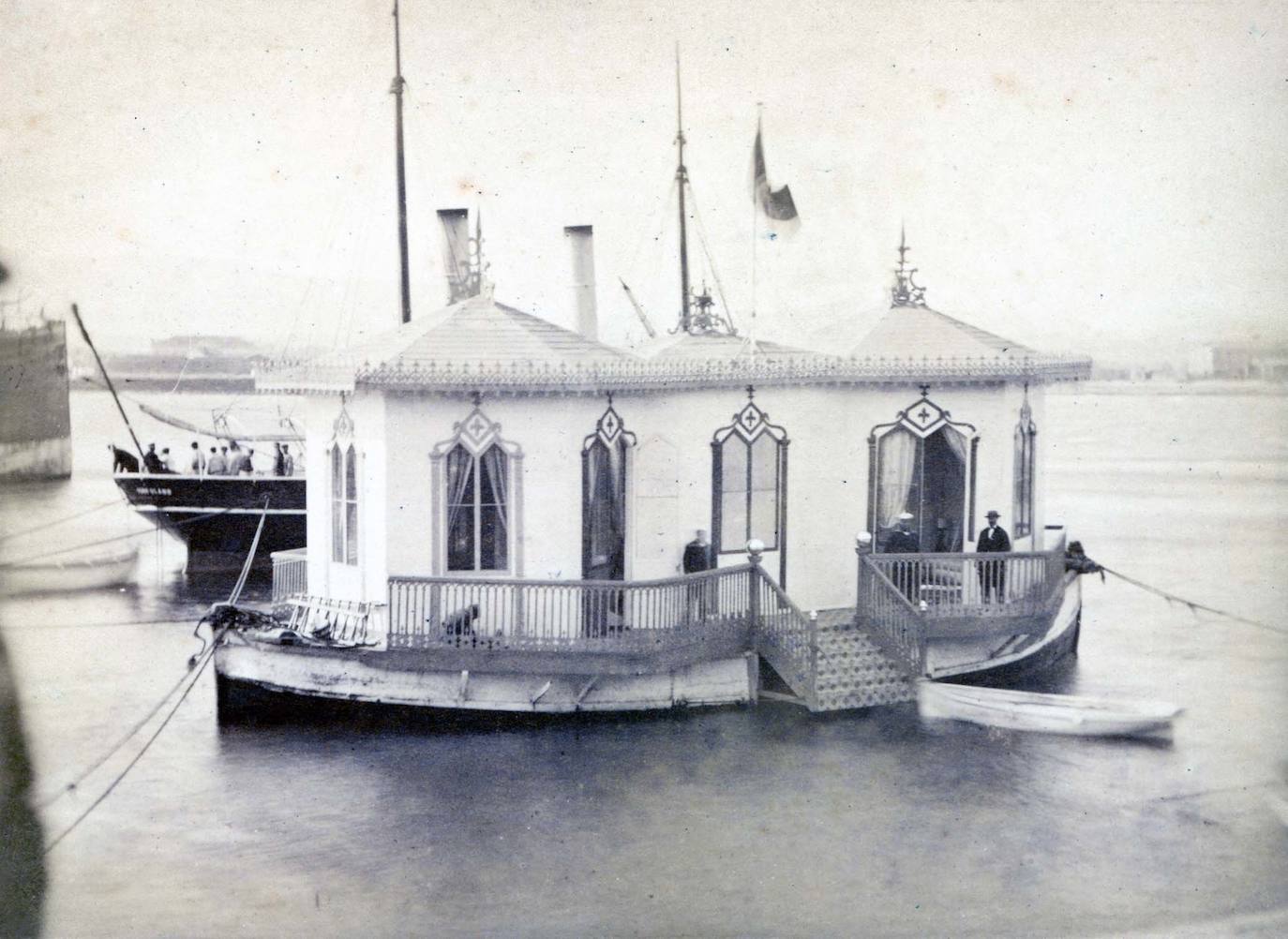 Pabellón de baño flotante para la familia real. Diseño de Calixto Romero. Después de usarlo en 1877 en Gijón fue trasladado a San Sebastián. 