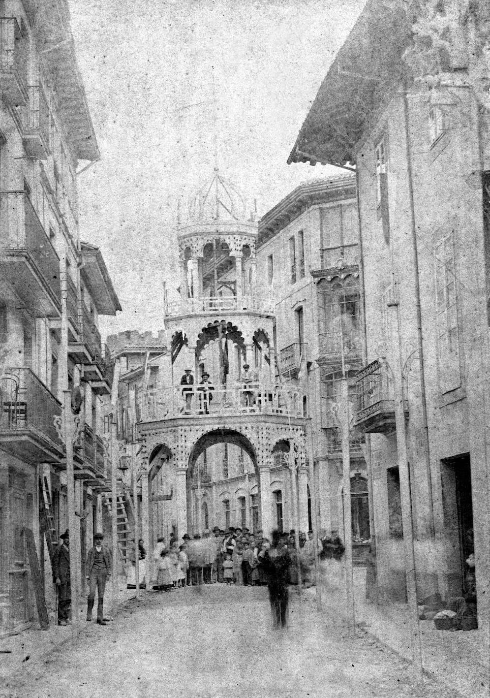Quiosco luminoso levantado en la Puerta de la Villa de Llanes pra las fiestas de San Roque, entre el 14 y el 18 de agosto de 1894. 