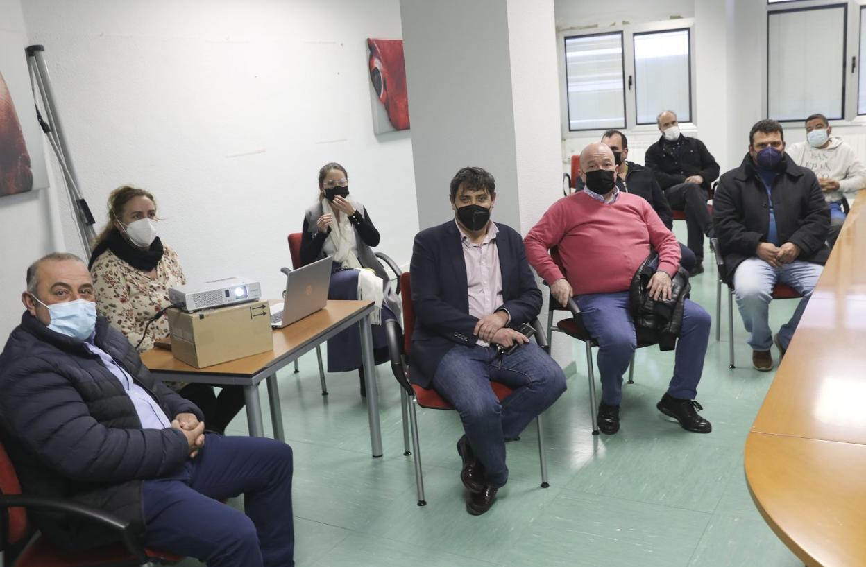Francisco González, en el centro, junto a representantes de los sectores del arranque y el arribazón. 