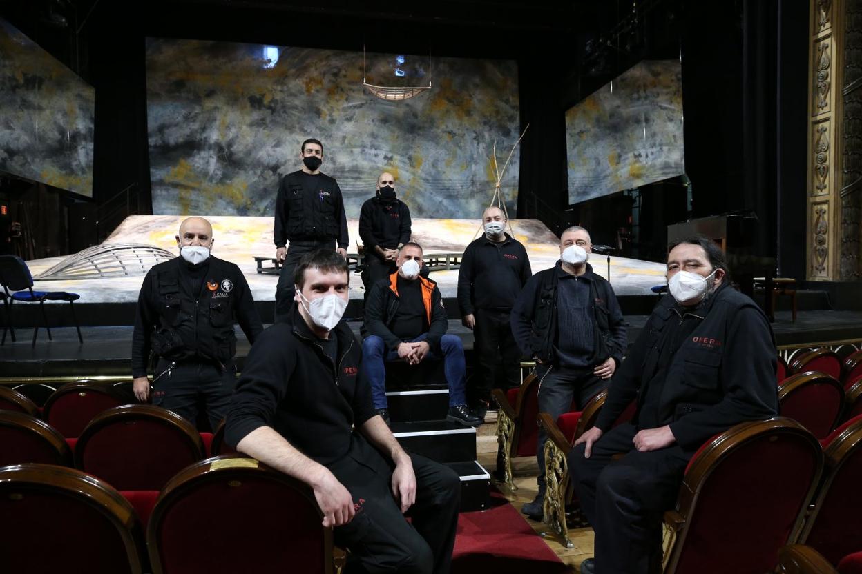 Equipo técnico de Ópera de Oviedo. En primer término; Ruben Alonso y Mario Álvarez. Detrás, empezando por la izquierda, Mariano Rodríguez, Julio Ruiz (jefe de maquinaria), Alberto Suárez, Alfonso Malanda (director técnico), Iván Collazo y Román Álvarez.