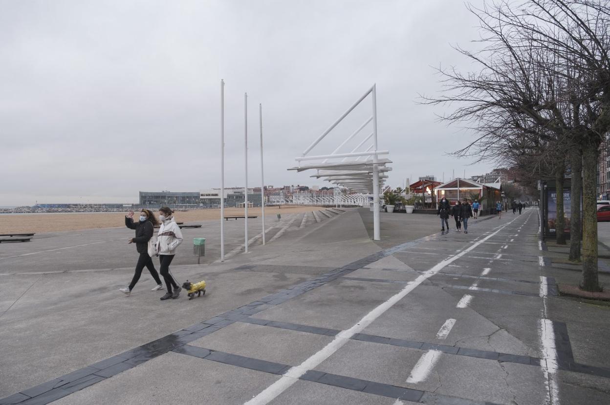 Paseo de Fomento y playa de Poniente, que podría llevar el nombre de Vicente Álvarez Areces. 