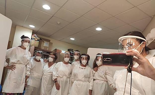 Caracterización. Por la izquierda, Yolanda Basante, Roberto Carvajal, Nieves Fernández, Sara Doblas, Pilar Ruiz-Retegui, Belén Rueda (jefa de caracterización), Neta Fernández y Alexandra Pichuco. 