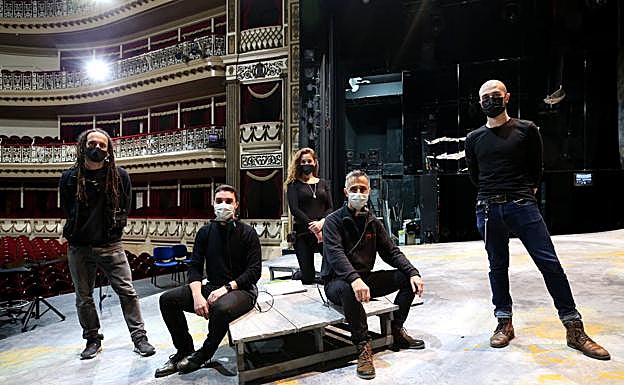 Equipo técnico. Sentados, Raúl Vázquez y Artur Gonçalves (regidores). Detrás, Guillermo Llana (sonido), con Lorena Viedma y Daniel Díaz (utilería).