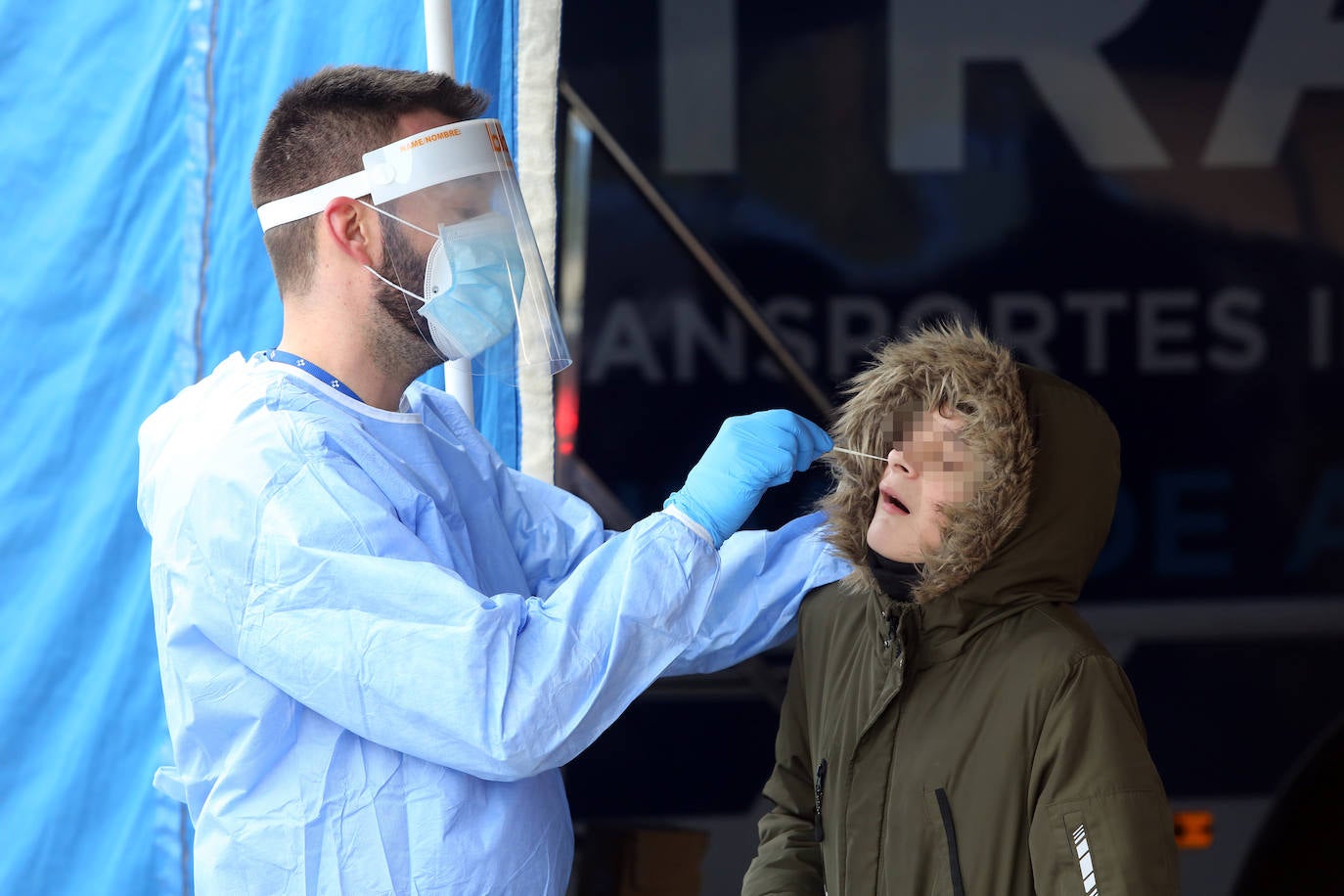 Una estudiante se somete a la prueba PCR en Grado. 