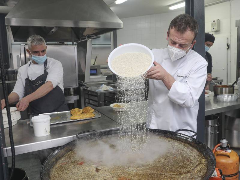 Nacho Manzano en plena preparación de arroz con pitu de caleya, en La Salgar. 