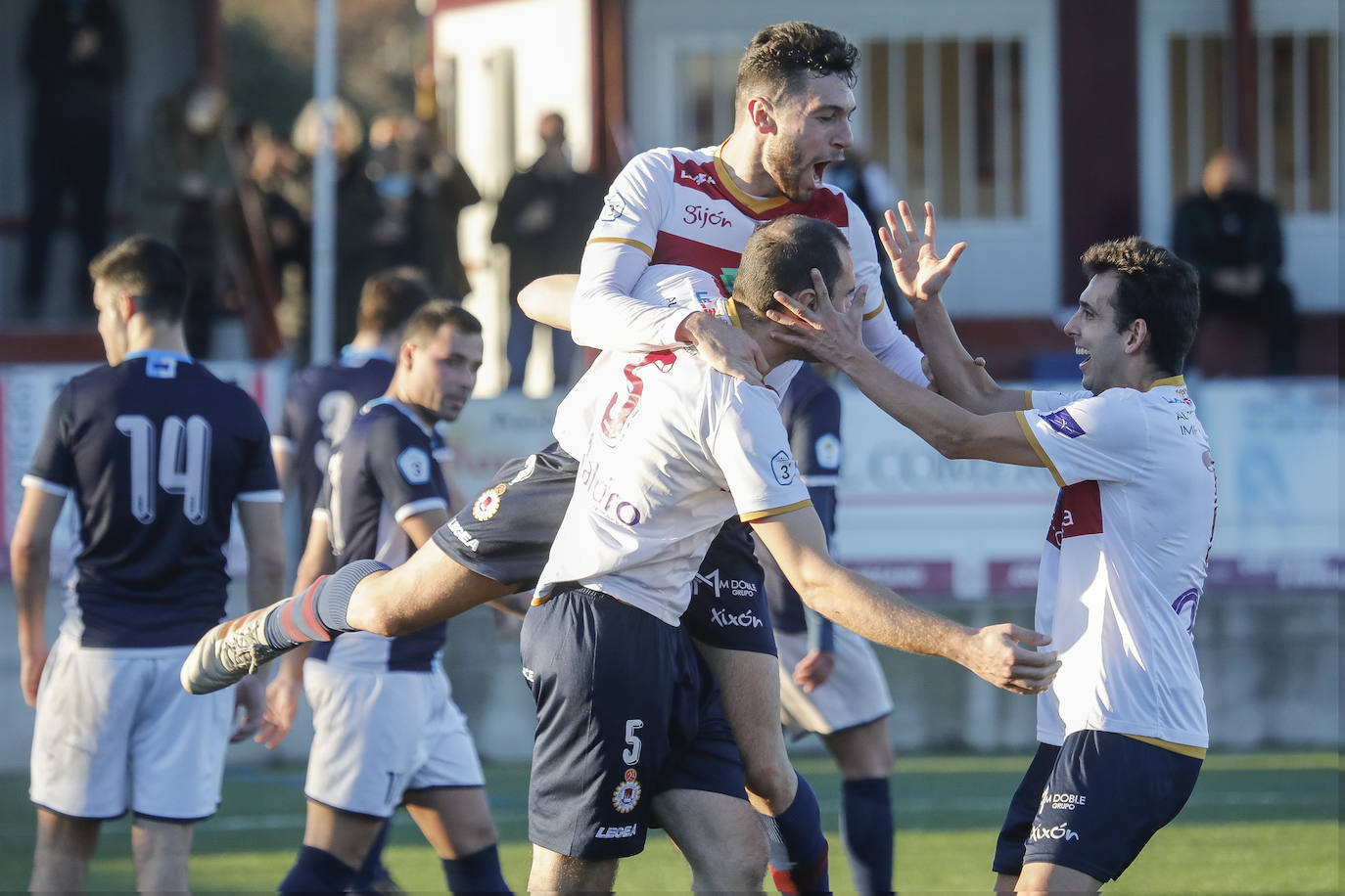 Fotos: Las mejores imágenes del partido entre el UD Gijón Industrial - CD Vallobín