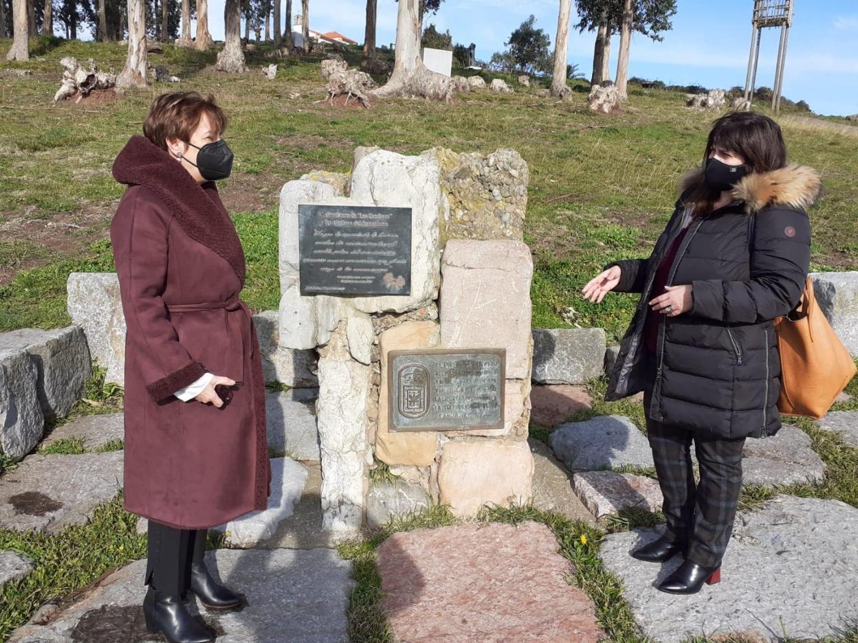 Begoña Serrano y la alcaldesa, Amelia Fernández, junto a la placa en conmemoración de Les Candases. 