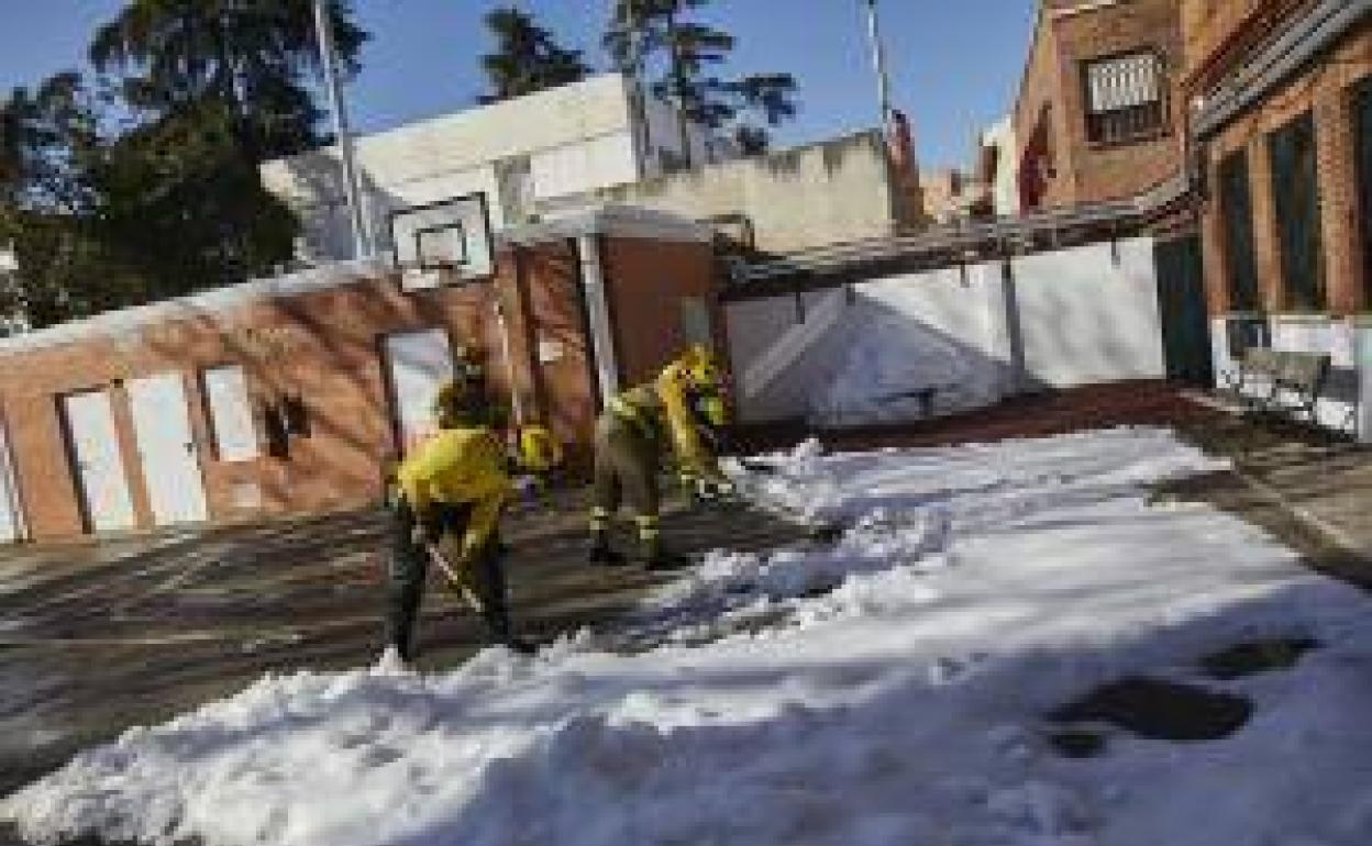 Una brigada de Bomberos quita nieve en un colegio de Madrid. 