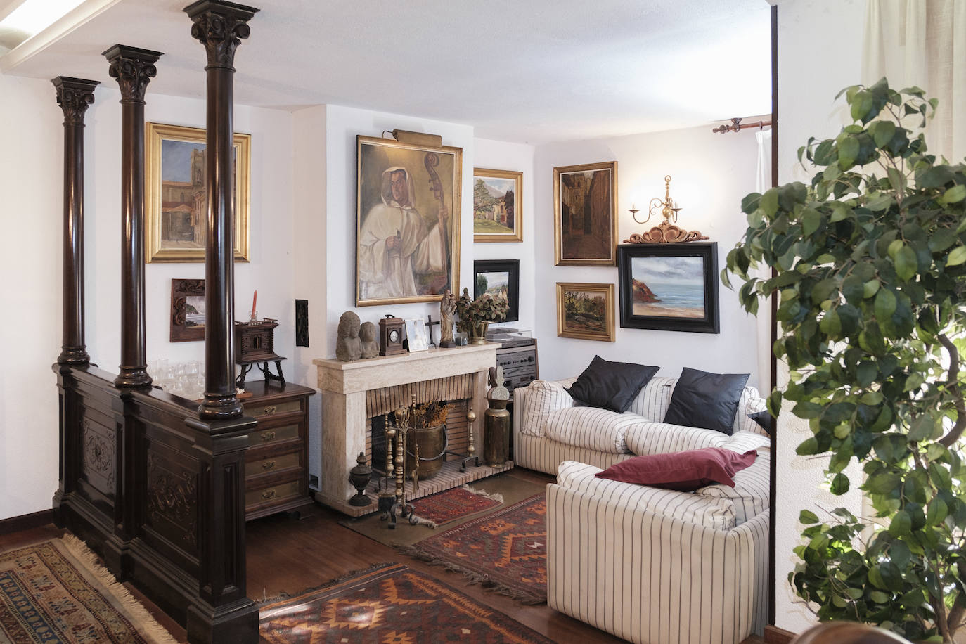 Muebles con historia. La pintora Cecilia Romero nació en la ovetense Casa del Deán Payarinos y de ella conserva enseres y objetos decorativos.