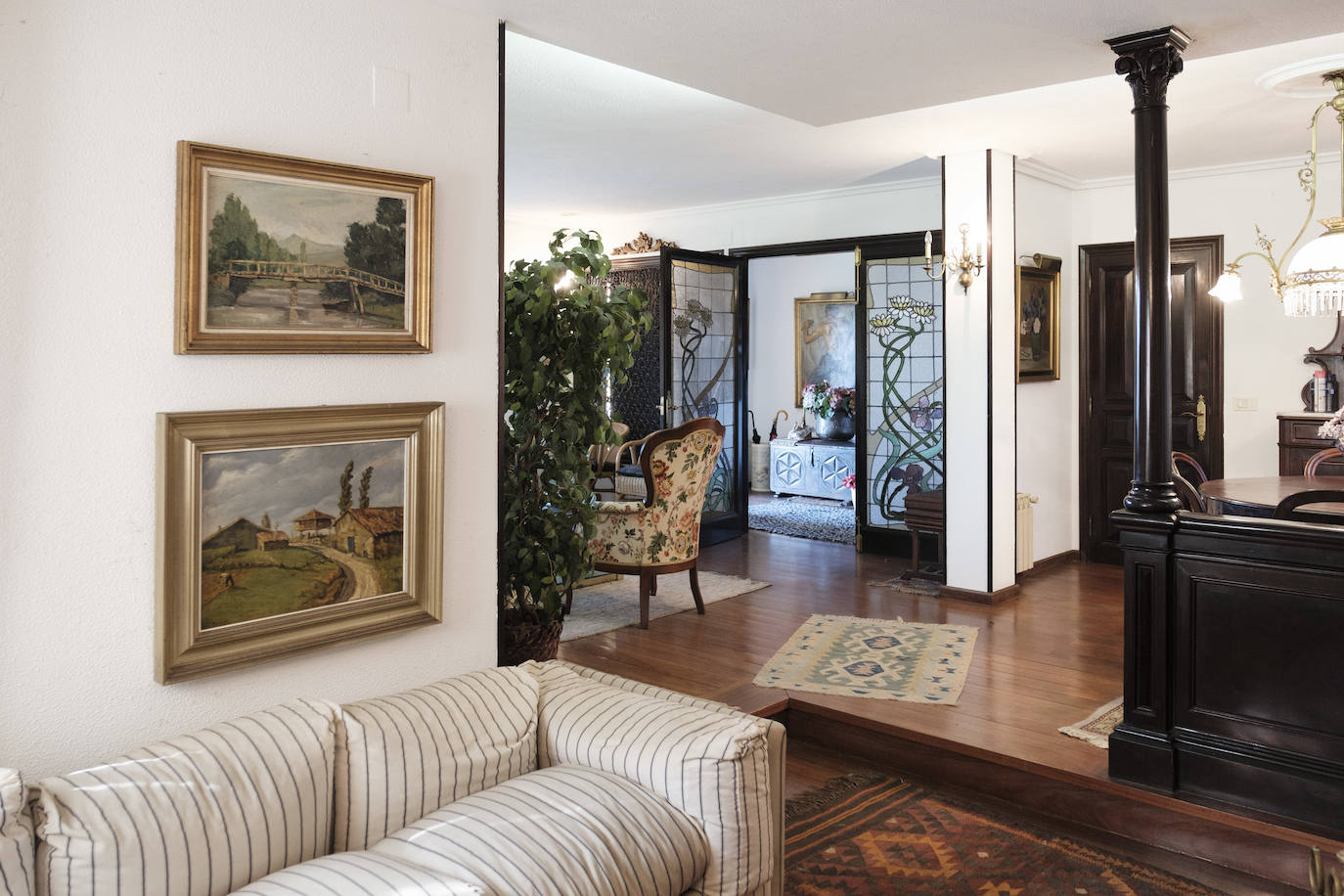 Muebles con historia. La pintora Cecilia Romero nació en la ovetense Casa del Deán Payarinos y de ella conserva enseres y objetos decorativos.