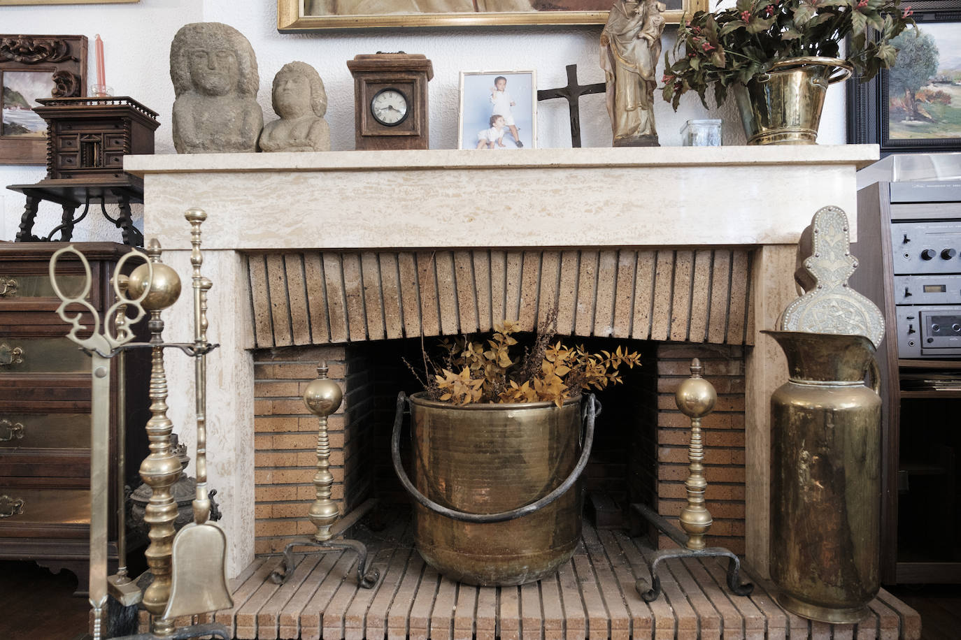 Muebles con historia. La pintora Cecilia Romero nació en la ovetense Casa del Deán Payarinos y de ella conserva enseres y objetos decorativos.