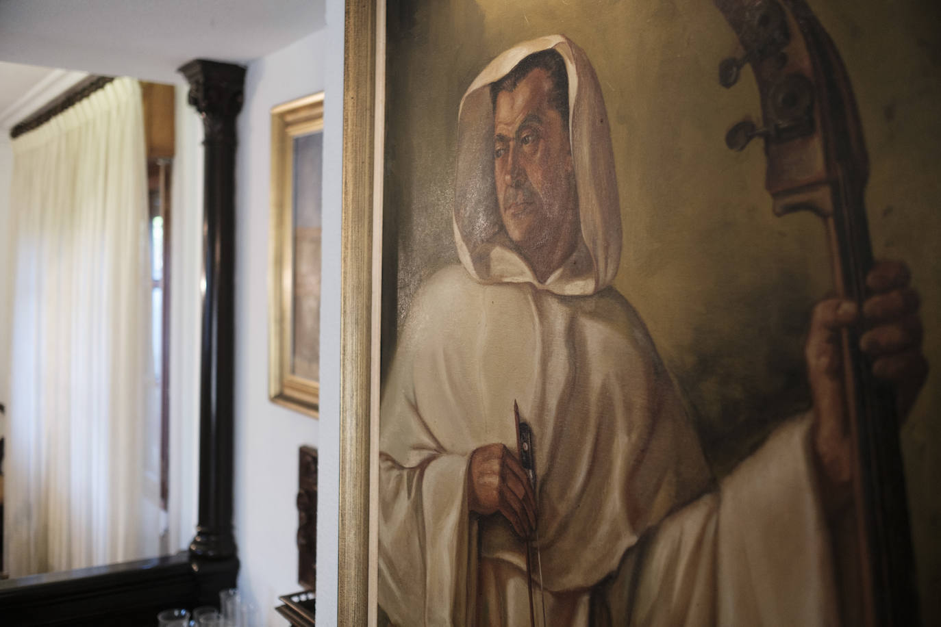 Muebles con historia. La pintora Cecilia Romero nació en la ovetense Casa del Deán Payarinos y de ella conserva enseres y objetos decorativos.