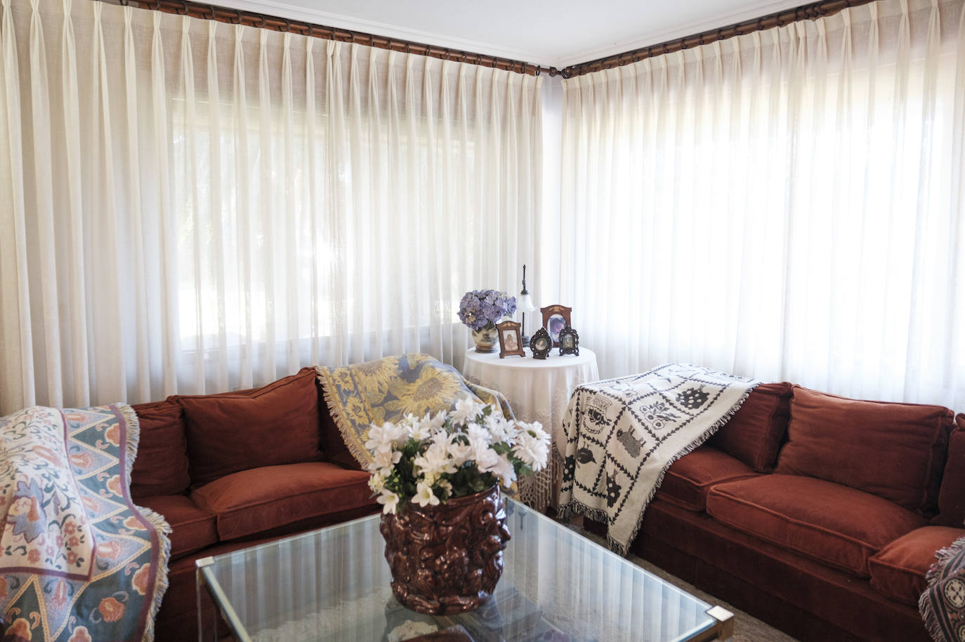 Muebles con historia. La pintora Cecilia Romero nació en la ovetense Casa del Deán Payarinos y de ella conserva enseres y objetos decorativos.