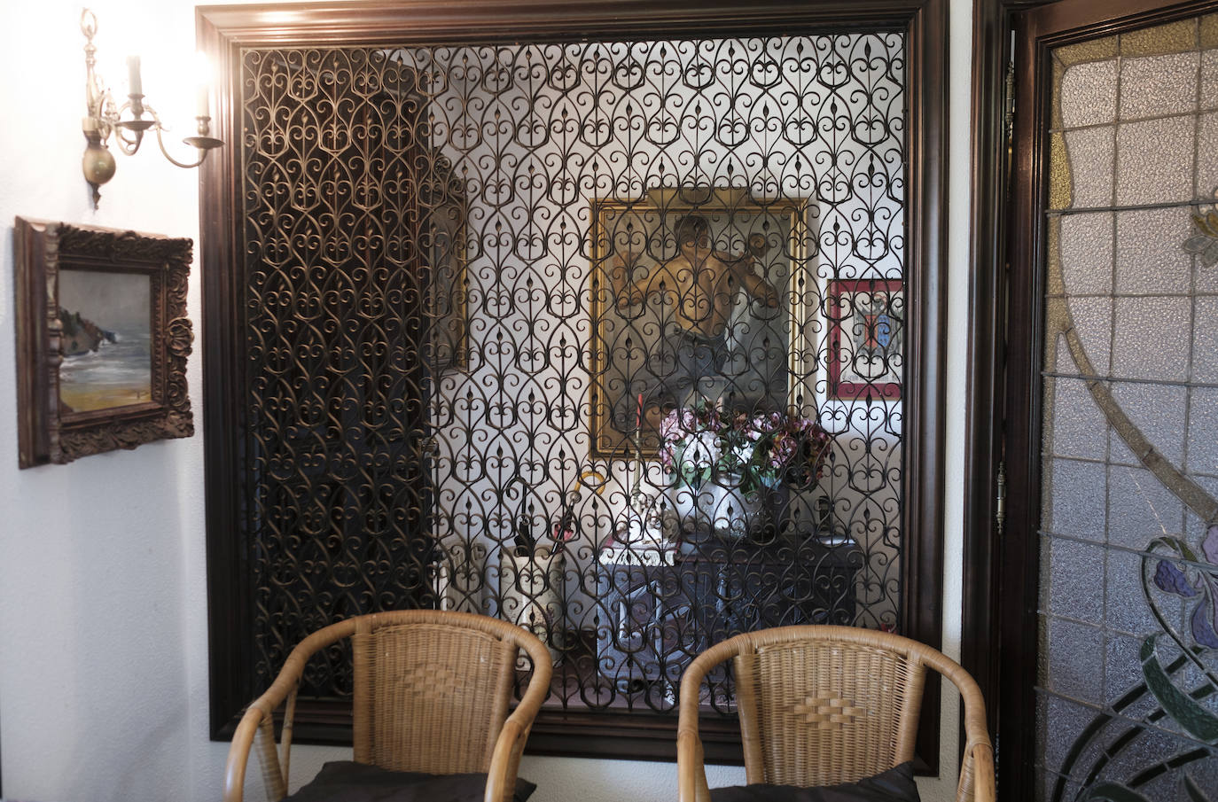 Muebles con historia. La pintora Cecilia Romero nació en la ovetense Casa del Deán Payarinos y de ella conserva enseres y objetos decorativos.