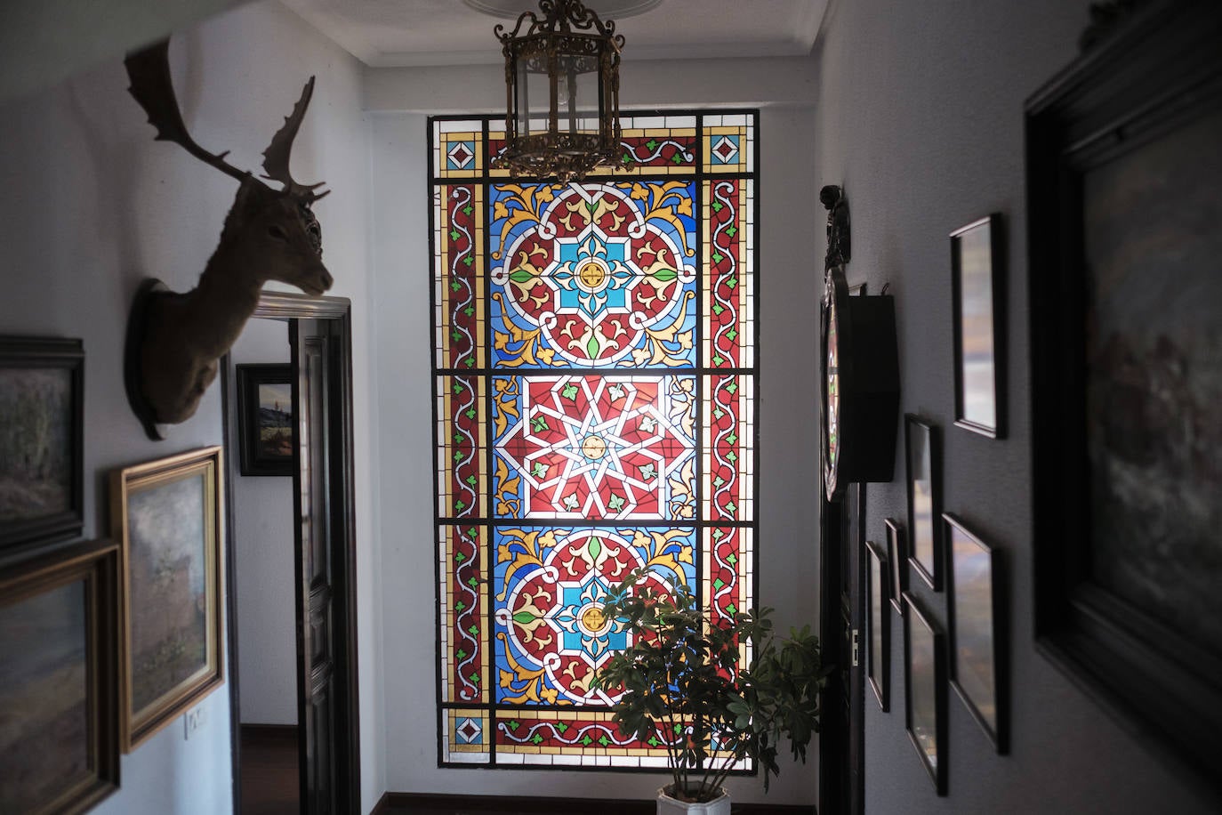 Muebles con historia. La pintora Cecilia Romero nació en la ovetense Casa del Deán Payarinos y de ella conserva enseres y objetos decorativos.