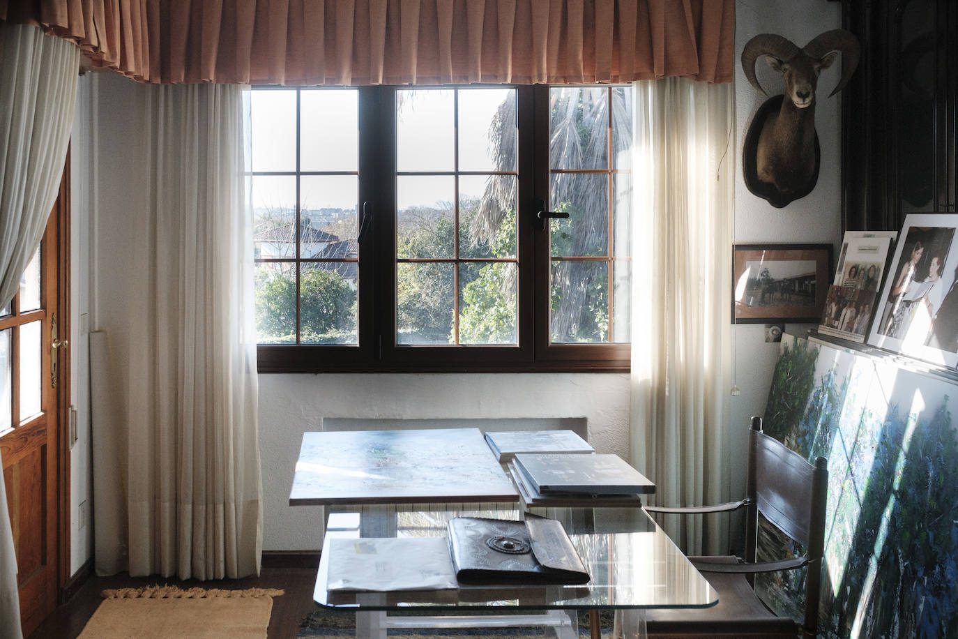 Muebles con historia. La pintora Cecilia Romero nació en la ovetense Casa del Deán Payarinos y de ella conserva enseres y objetos decorativos.