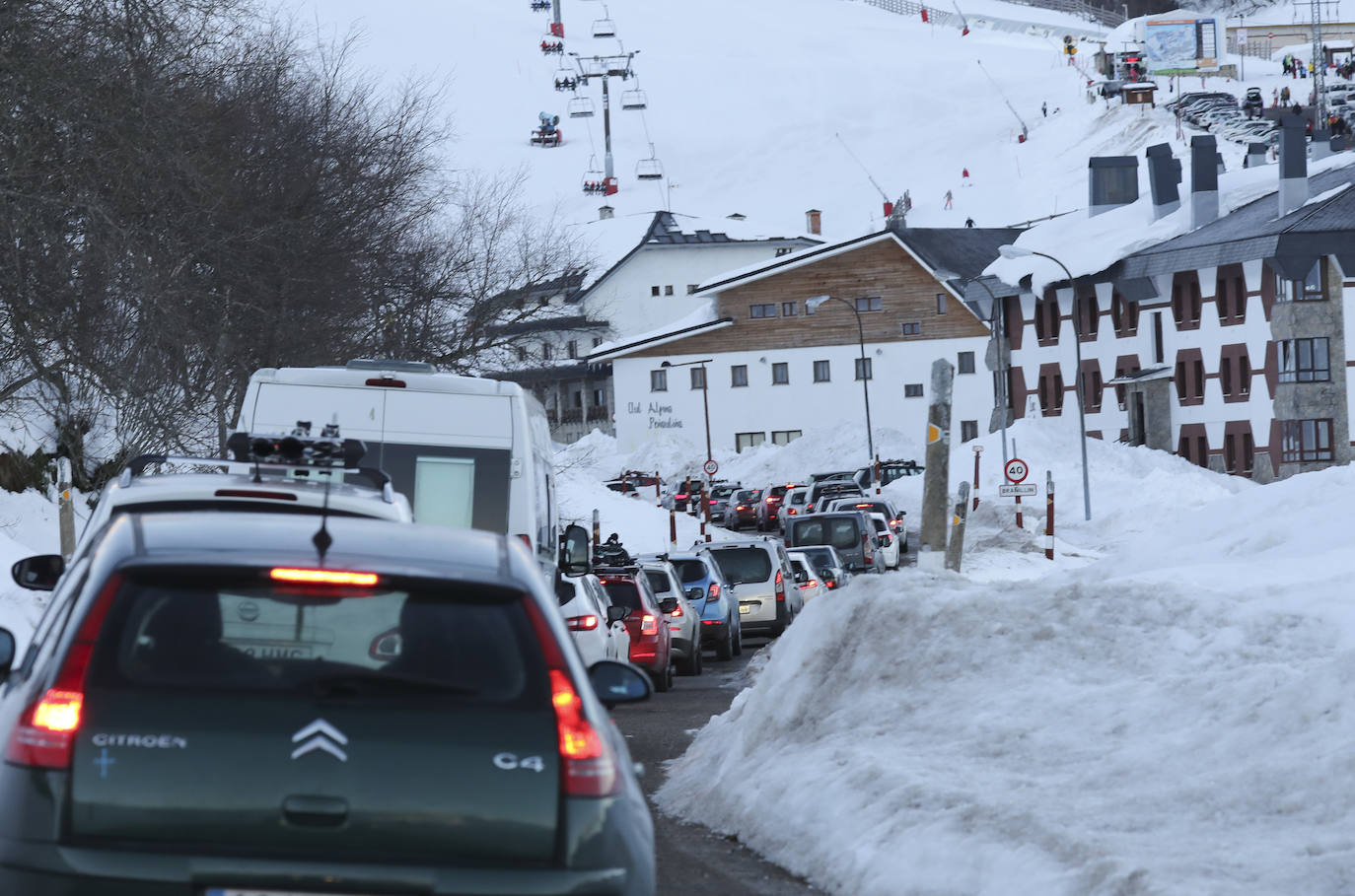 La Guardia Civil ha reforzado los controles en los accesos a la estación de esquí de Valgrande-Pajares, lo que ha provocado importantes retenciones.