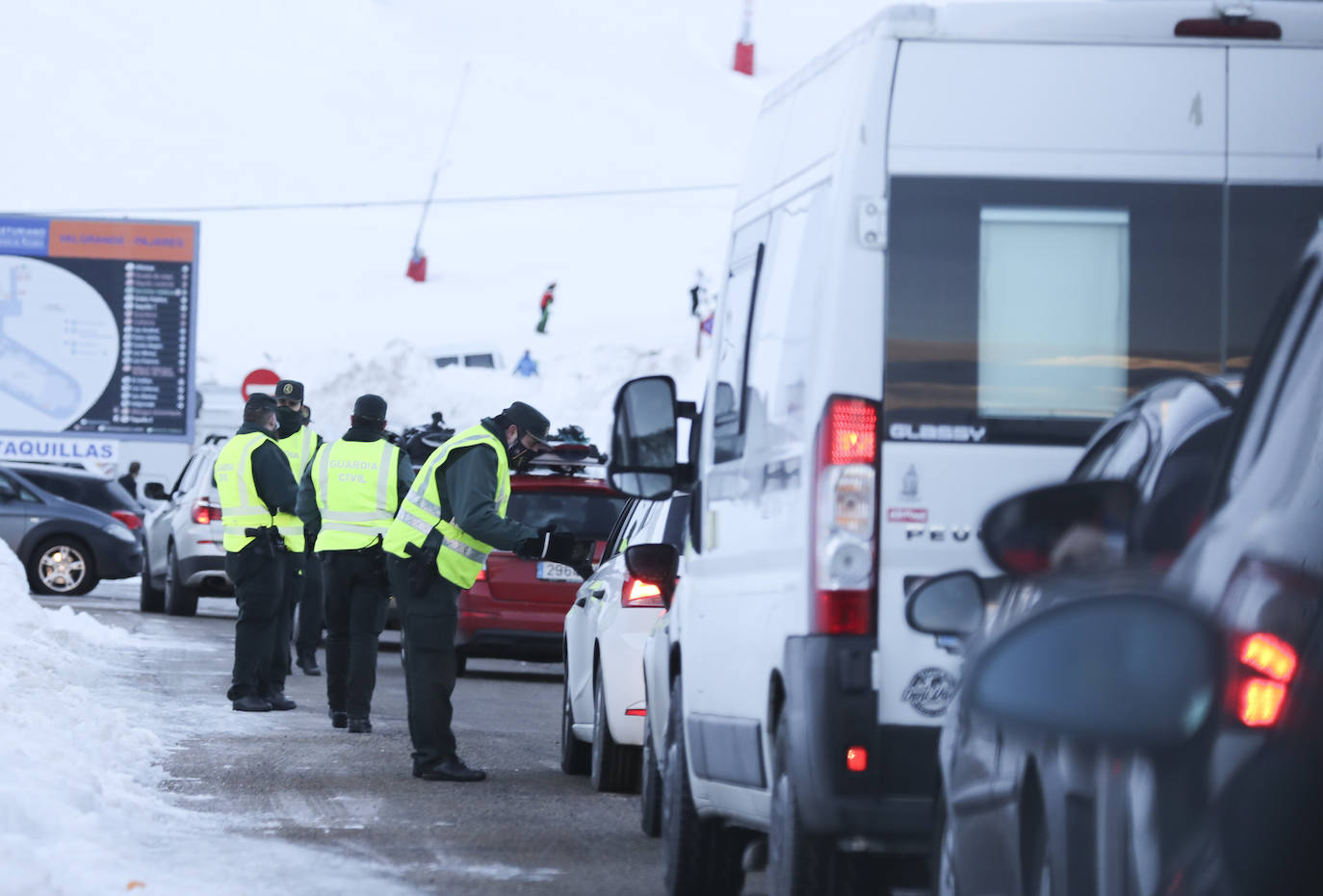 La Guardia Civil ha reforzado los controles en los accesos a la estación de esquí de Valgrande-Pajares, lo que ha provocado importantes retenciones.