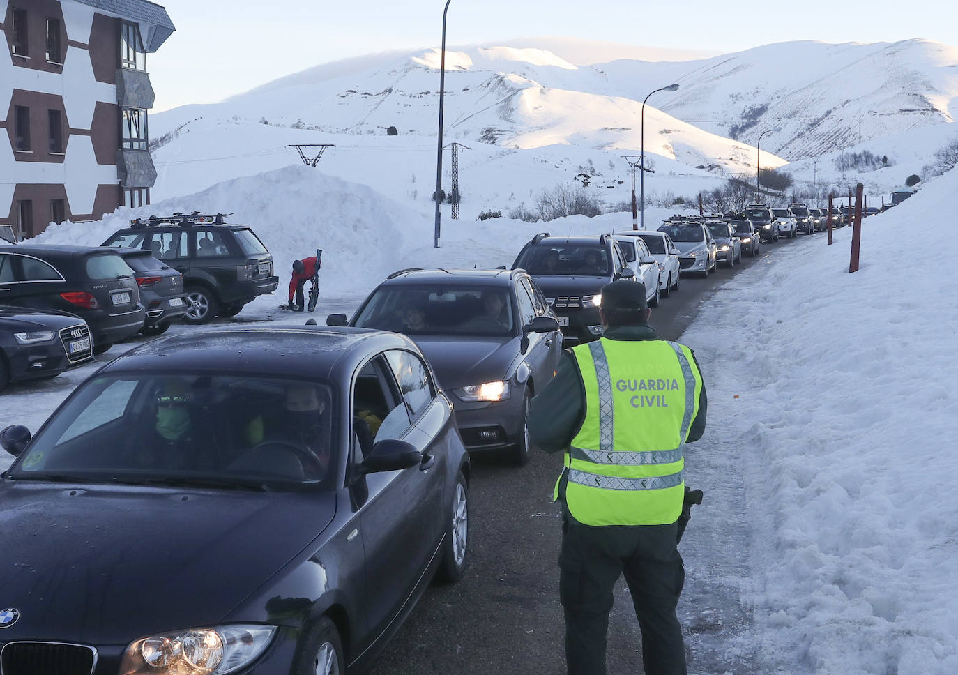 La Guardia Civil ha reforzado los controles en los accesos a la estación de esquí de Valgrande-Pajares, lo que ha provocado importantes retenciones.