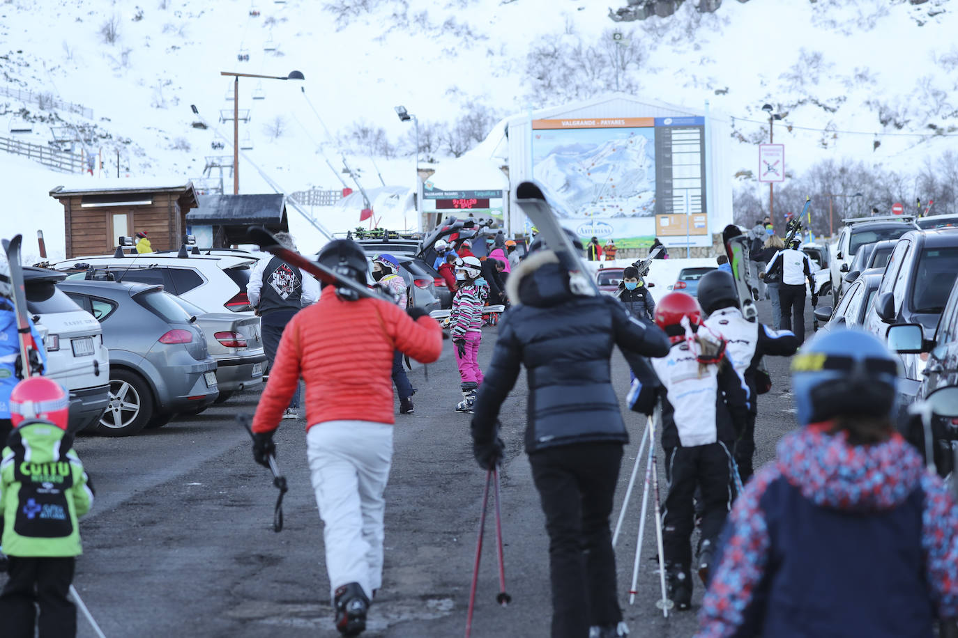 La Guardia Civil ha reforzado los controles en los accesos a la estación de esquí de Valgrande-Pajares, lo que ha provocado importantes retenciones.