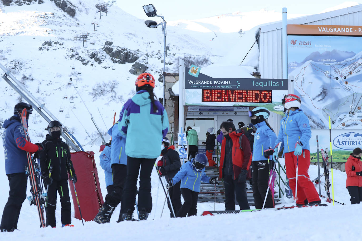 La Guardia Civil ha reforzado los controles en los accesos a la estación de esquí de Valgrande-Pajares, lo que ha provocado importantes retenciones.