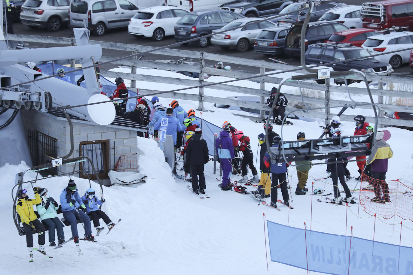 La Guardia Civil ha reforzado los controles en los accesos a la estación de esquí de Valgrande-Pajares, lo que ha provocado importantes retenciones.