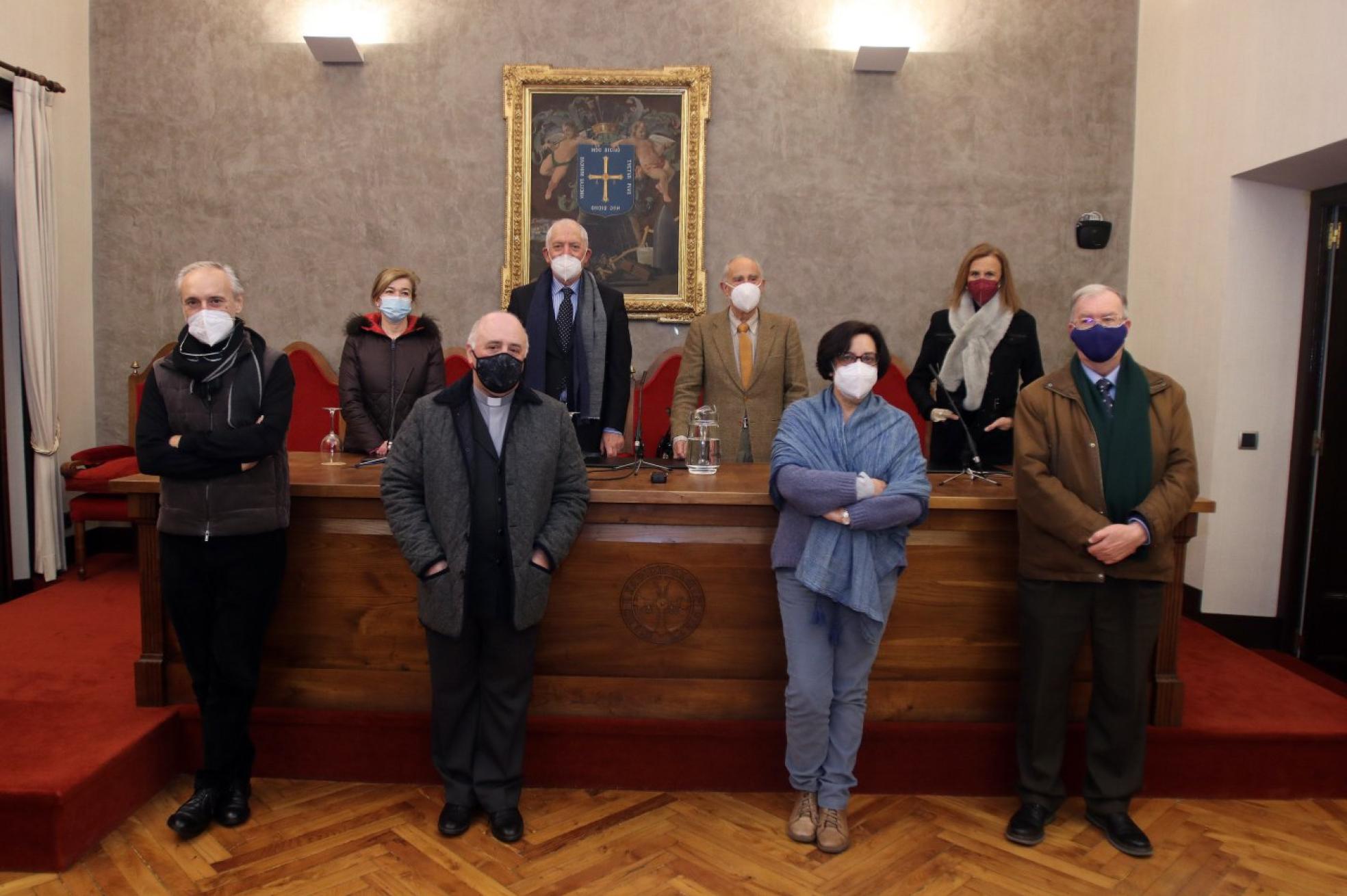 tDe izquierda a derecha y de arriba abajo, Concepción Paredes, Ramón Rodríguez, Andrés Martínez Vega, Marta Pérez Toral, Ángel Villa, Juan José Tuñón, Olga Casares y Tomás Emilio Díaz, que conforman la Junta Permanente de la institución. En la imagen de la directiva falta Juan José Mangas, que está hospitalizado. 