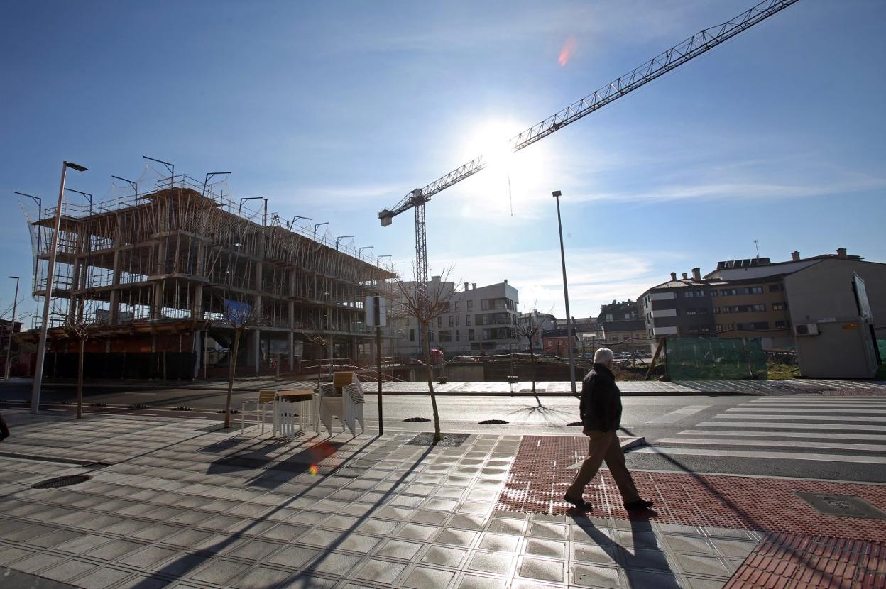 Una grúa de la construcción en un edificio de Lugones, en plena expansión. 