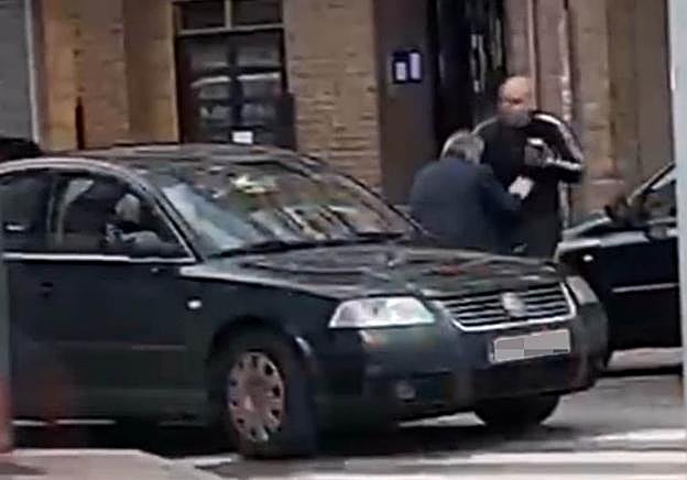 Captura del vídeo en el que se ve el momento de los golpes. 