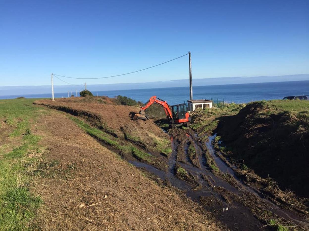 Inicio de los trabajos para abrir paso a la senda. 