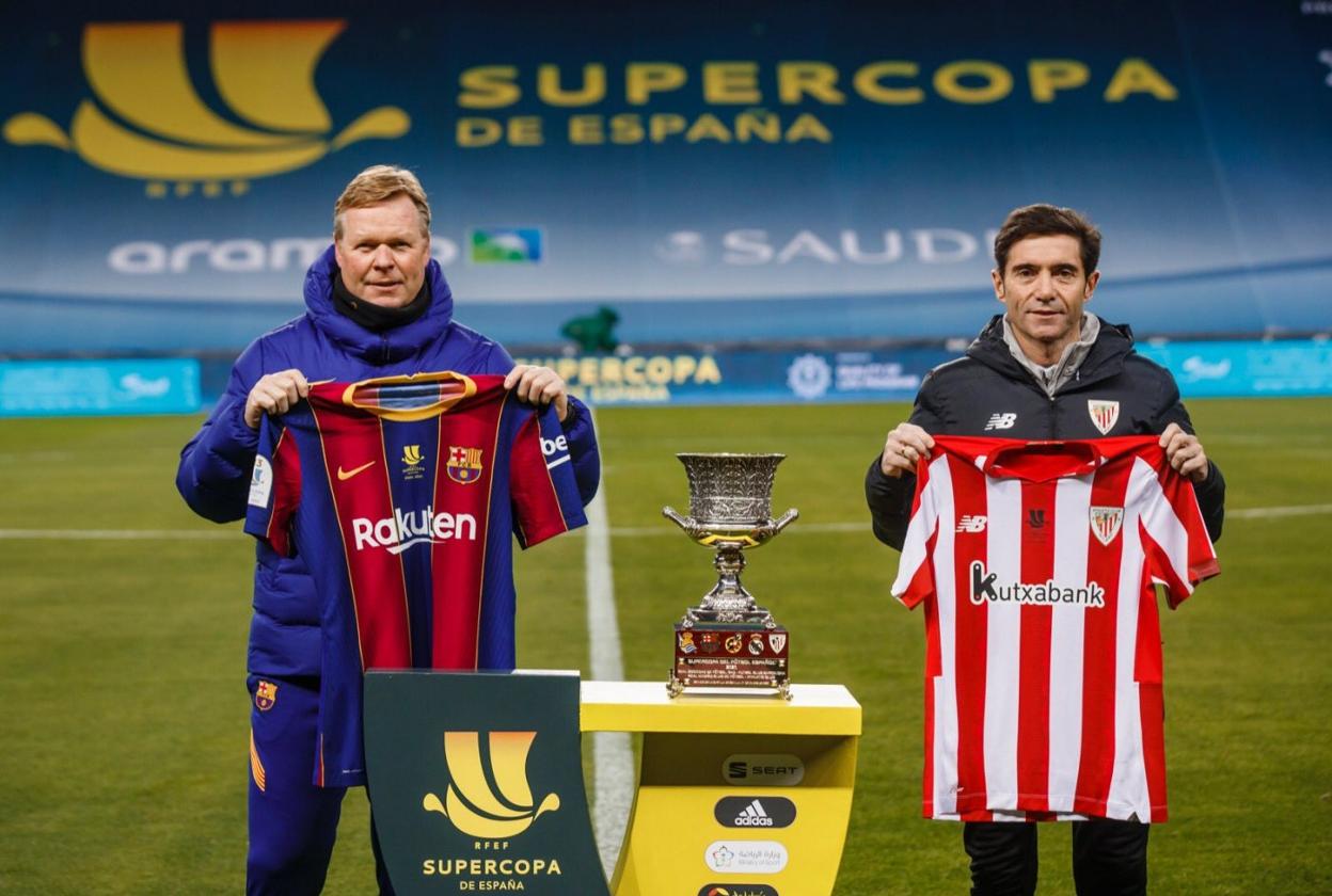 Los técnicos del Barça y del Athletic, Ronald Koeman y Marcelino García Toral, posan con el trofeo de la Supercopa en La Cartuja. 