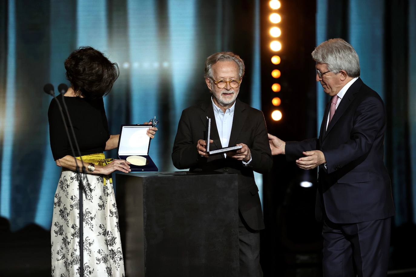 'Las niñas' y 'Antidisturbios' han sido los títulos protagonistas de la gala de los Premios Forqué, la primera gran cita del año del cine español. Fue una gala atípica, con decenas de asientos vacíos y mascarilla.