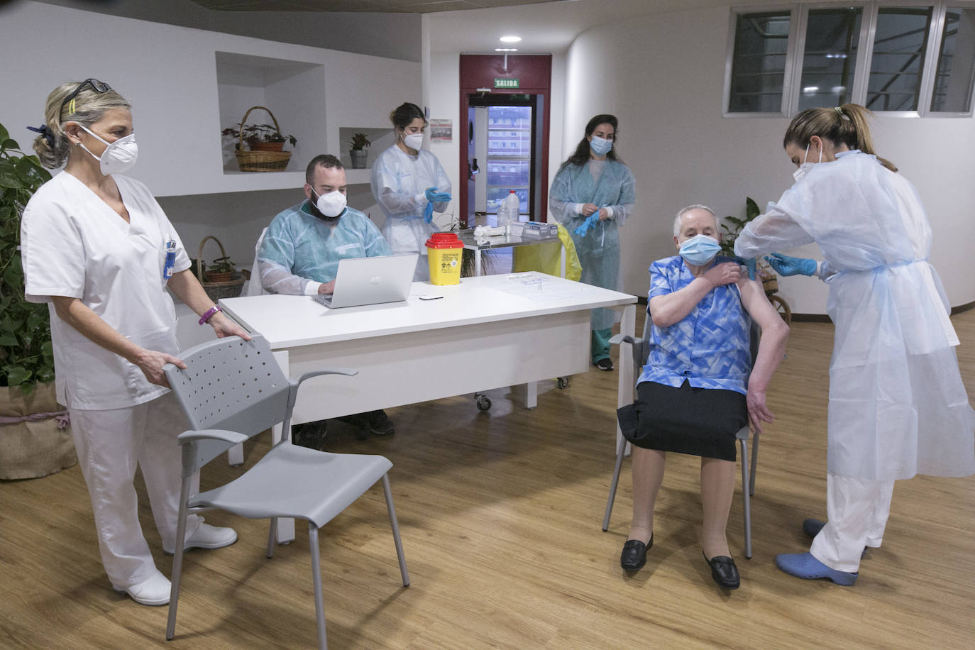 Los residentes de la residencia Mixta de Gijón han comenzado a recibir la segunda dosis de la vacuna de Pfizer contra el coronavirus 