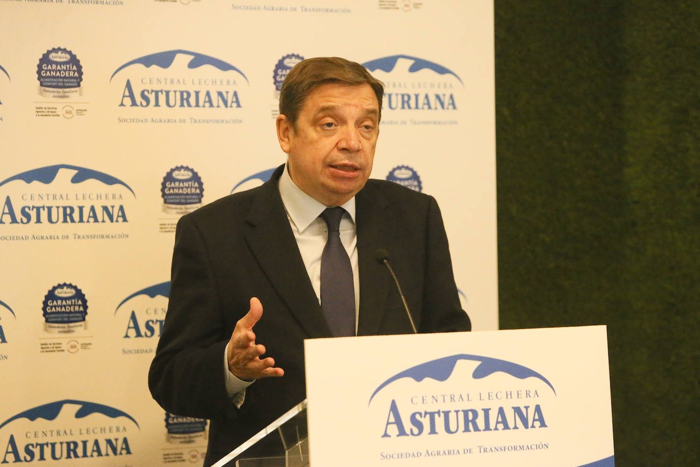 El ministro de Agricultura, Pesca y Alimentación, Luis Planas durante una visita a las instalaciones de Corporación Alimentaria Peñasanta