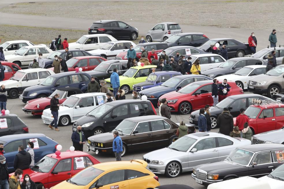 Unos 550 vehículos se concentraron al mediodía en la explanada de Marina Civil, de donde partió la marcha de protesta. 