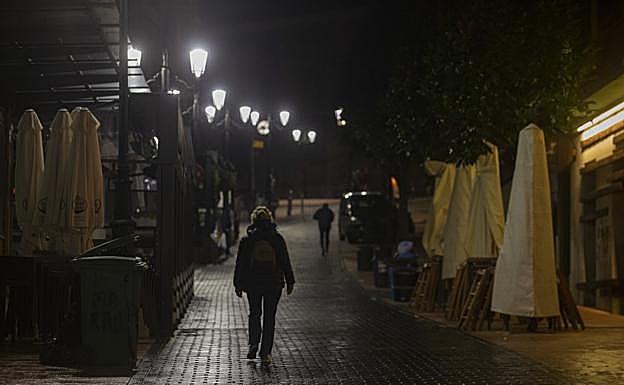Una calle prácticamente vacía de Oviedo durante el toque de queda.