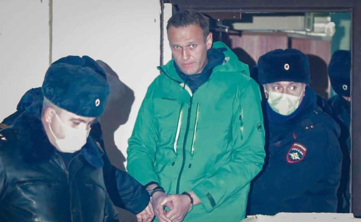 El opositor ruso Alexéi Navalni sale esposado de una comisaría en las afueras de Moscú.