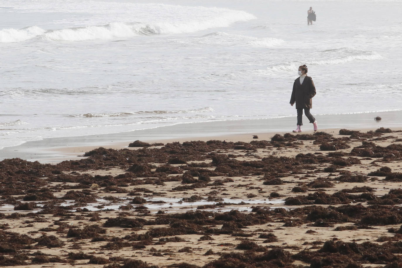 El arenal gijonés de San Lorenzo ha aparecido este martes cubierto por una capa de ocle. 