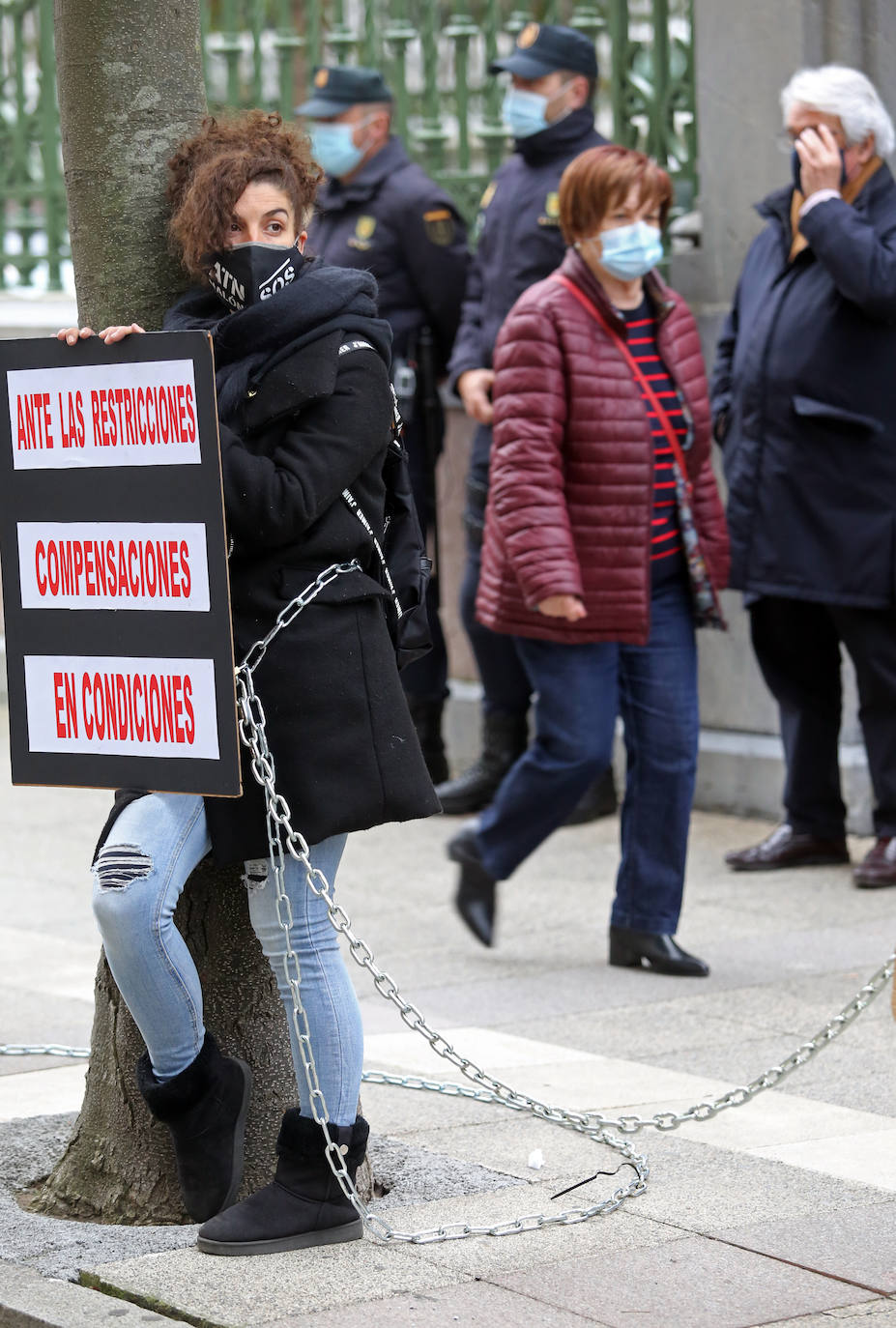 Los hosteleros asturianos han vuelto a salir a las calles de Gijón y Oviedo para protestar contra las últimas medidas adoptadas por el Gobierno regional para hacer frente a la pandemia; unas restricciones que pasan por prohibir la actividad en el interior de los locales en los concejos más afectados por el virus.