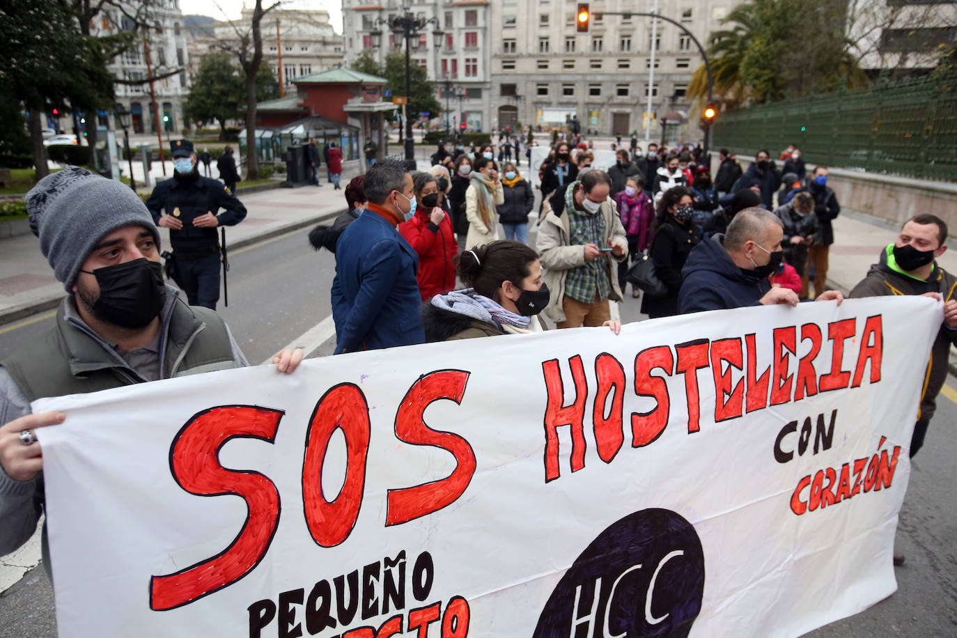 Los hosteleros asturianos han vuelto a salir a las calles de Gijón y Oviedo para protestar contra las últimas medidas adoptadas por el Gobierno regional para hacer frente a la pandemia; unas restricciones que pasan por prohibir la actividad en el interior de los locales en los concejos más afectados por el virus.