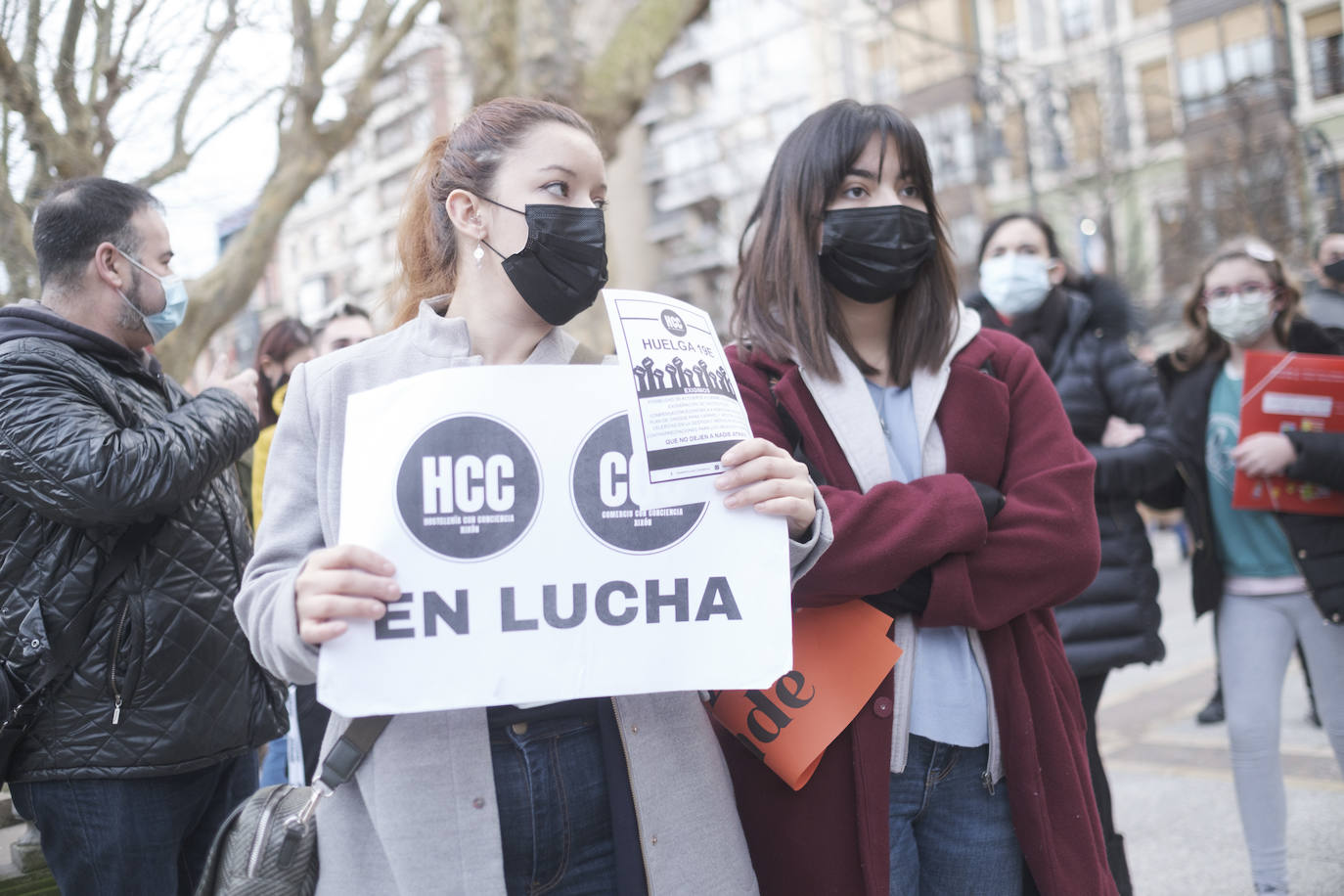 Los hosteleros asturianos han vuelto a salir a las calles de Gijón y Oviedo para protestar contra las últimas medidas adoptadas por el Gobierno regional para hacer frente a la pandemia; unas restricciones que pasan por prohibir la actividad en el interior de los locales en los concejos más afectados por el virus. 