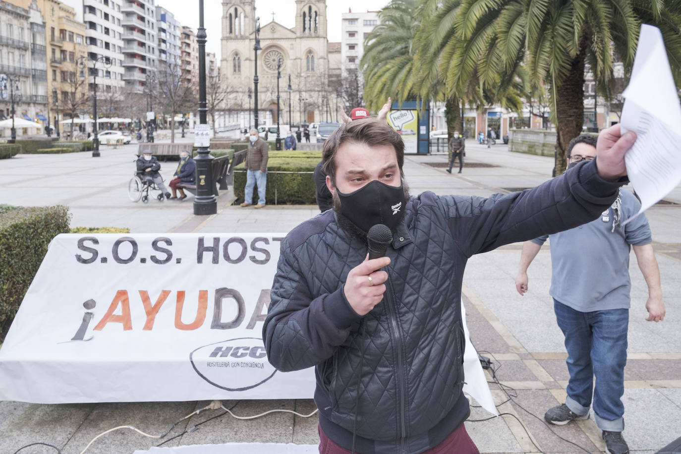 Los hosteleros asturianos han vuelto a salir a las calles de Gijón y Oviedo para protestar contra las últimas medidas adoptadas por el Gobierno regional para hacer frente a la pandemia; unas restricciones que pasan por prohibir la actividad en el interior de los locales en los concejos más afectados por el virus. 