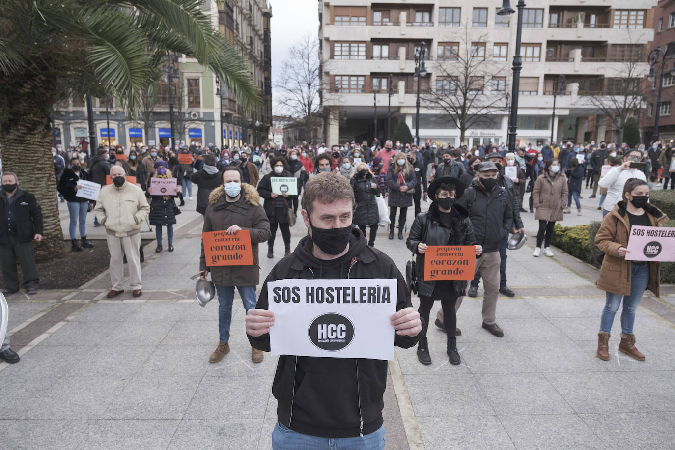 Los hosteleros asturianos han vuelto a salir a las calles de Gijón y Oviedo para protestar contra las últimas medidas adoptadas por el Gobierno regional para hacer frente a la pandemia; unas restricciones que pasan por prohibir la actividad en el interior de los locales en los concejos más afectados por el virus. 