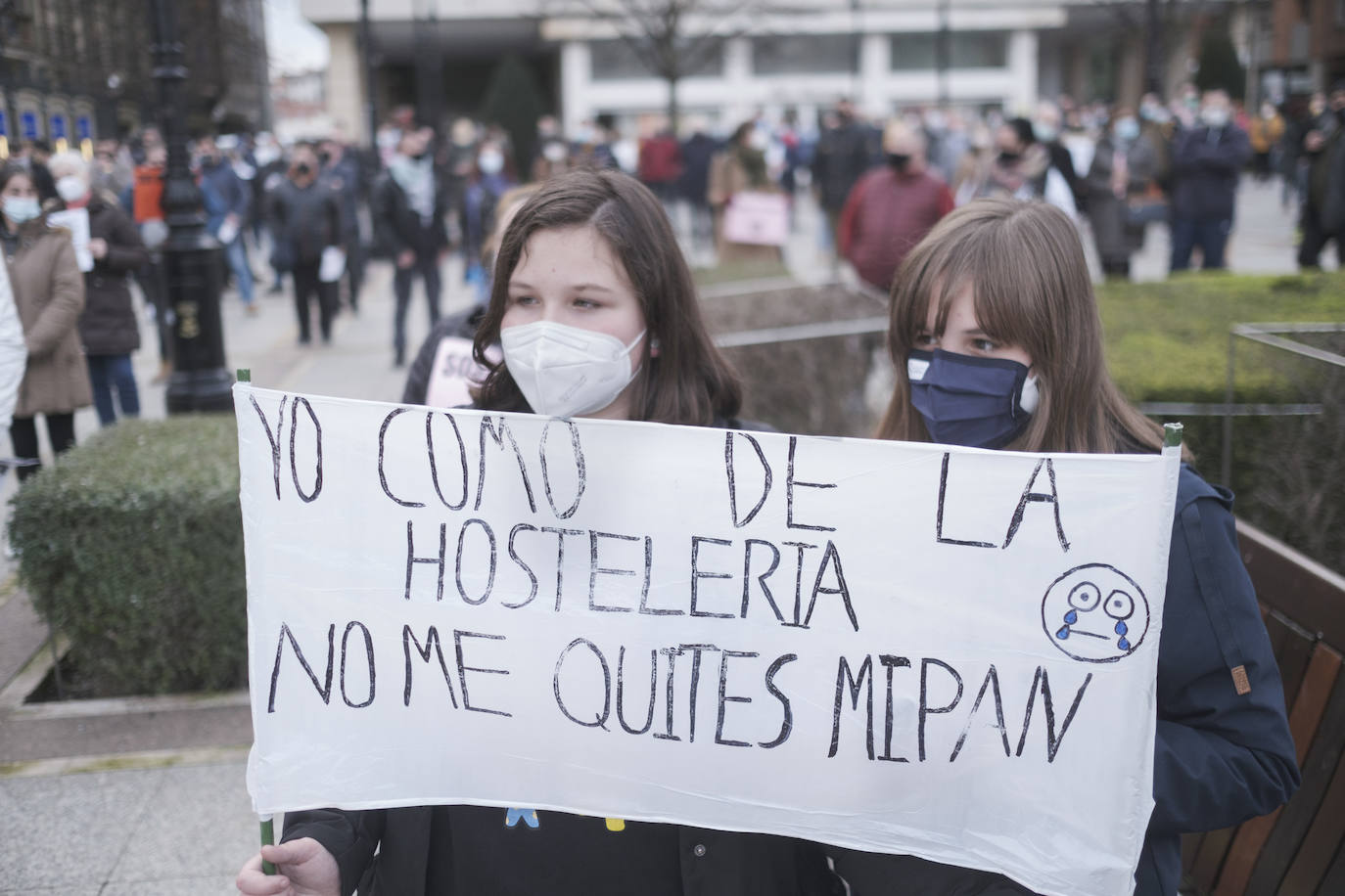 Los hosteleros asturianos han vuelto a salir a las calles de Gijón y Oviedo para protestar contra las últimas medidas adoptadas por el Gobierno regional para hacer frente a la pandemia; unas restricciones que pasan por prohibir la actividad en el interior de los locales en los concejos más afectados por el virus. 