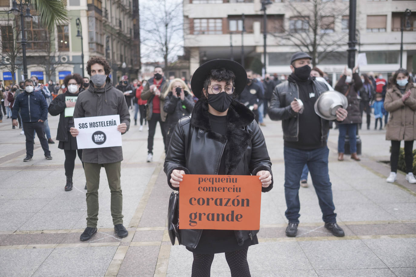 Los hosteleros asturianos han vuelto a salir a las calles de Gijón y Oviedo para protestar contra las últimas medidas adoptadas por el Gobierno regional para hacer frente a la pandemia; unas restricciones que pasan por prohibir la actividad en el interior de los locales en los concejos más afectados por el virus. 