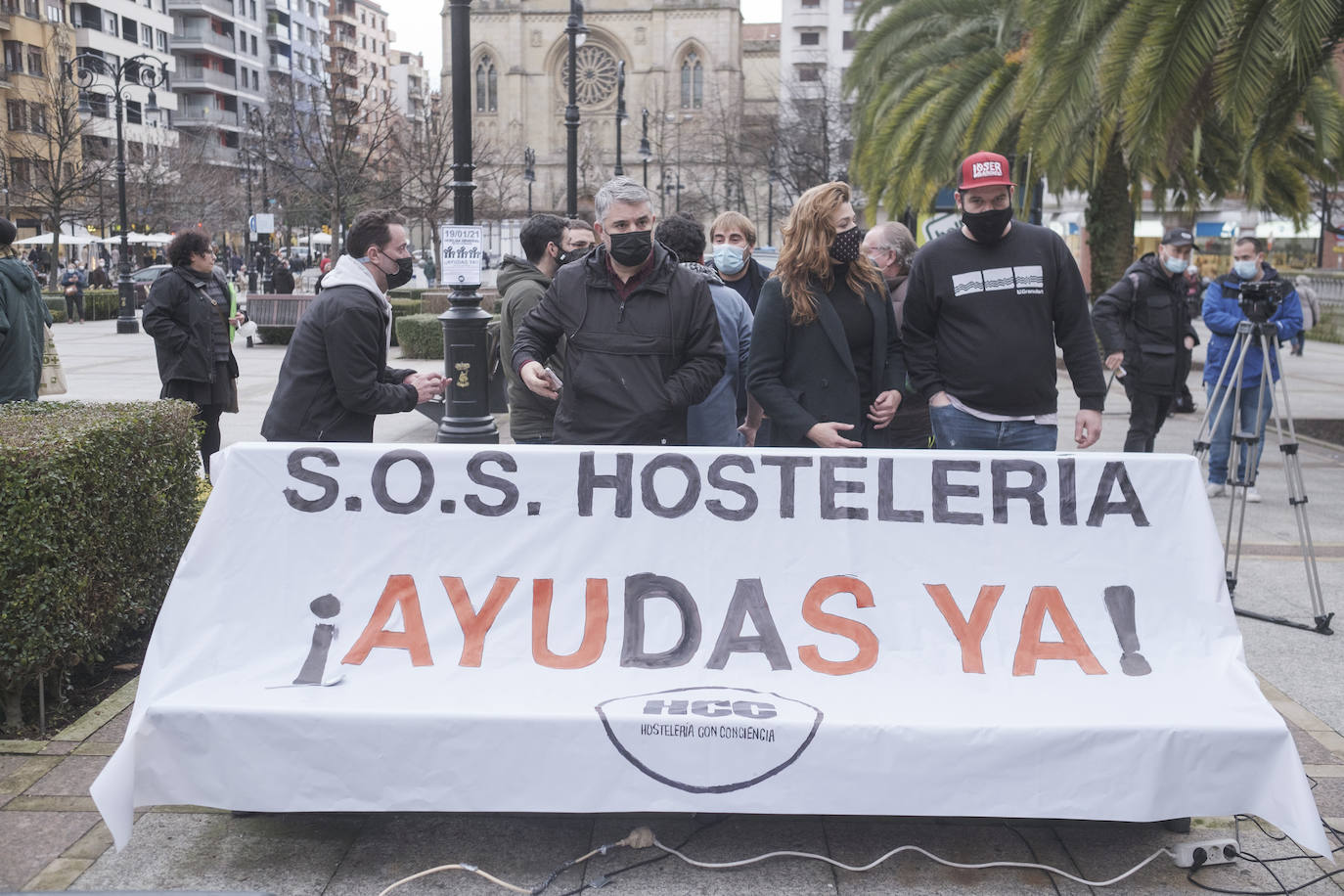 Los hosteleros asturianos han vuelto a salir a las calles de Gijón y Oviedo para protestar contra las últimas medidas adoptadas por el Gobierno regional para hacer frente a la pandemia; unas restricciones que pasan por prohibir la actividad en el interior de los locales en los concejos más afectados por el virus. 