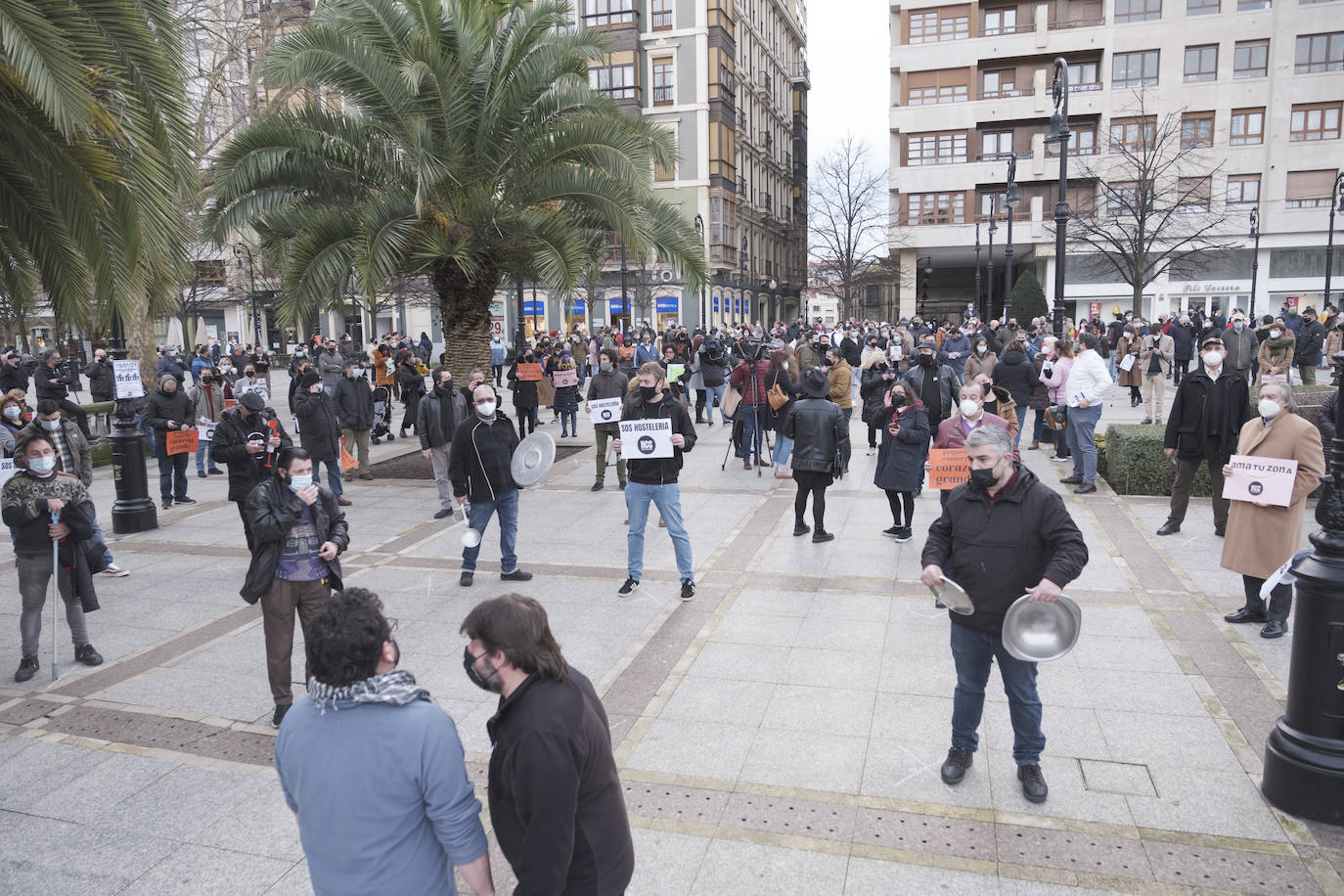 Los hosteleros asturianos han vuelto a salir a las calles de Gijón y Oviedo para protestar contra las últimas medidas adoptadas por el Gobierno regional para hacer frente a la pandemia; unas restricciones que pasan por prohibir la actividad en el interior de los locales en los concejos más afectados por el virus. 